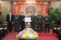 Phó Bí thư Thường trực Tỉnh ủy, Trưởng đoàn ĐBQH tỉnh thăm, tặng quà và chúc Tết Bộ Tư lệnh Quân khu 4