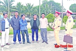 Công an huyện Thạch Thành tăng cường tuần tra, kiểm soát xử lý nghiêm xe chở mía quá khổ, quá tải