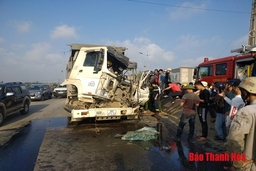 Giải cứu tài xế mắc kẹt sau va chạm giao thông