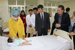Chủ tịch UBND tỉnh Nguyễn Đình Xứng thăm, chúc tết tại Bệnh viện Nhi Thanh Hóa