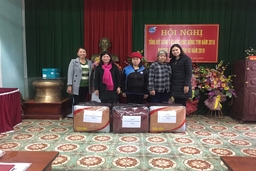 Tổ chức tài chính vi mô tình thương (TYM) chi nhánh Thanh Hóa trao quà tết cho hội viên phụ nữ nghèo