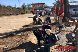 Hội viên, phụ nữ xã Tân Ninh tổ chức thu gom rác thải tại khu vực Đền Nưa - Am Tiên