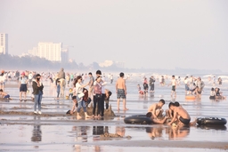 Nắng ấm, du khách chen chân tắm biển ở Sầm Sơn ngày đầu năm