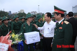 Đồng chí Bí thư Tỉnh ủy, Chủ tịch HĐND tỉnh Trịnh Văn Chiến dự và động viên thanh niên TP Thanh Hóa lên đường nhập ngũ