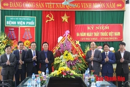 Đồng chí Phó Bí thư Thường trực Tỉnh ủy Đỗ Trọng Hưng chúc mừng các đơn vị y tế nhân Ngày Thầy thuốc Việt Nam