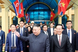Chủ tịch Triều Tiên Kim Jong-un vẫy tay chào nhân dân Việt Nam
