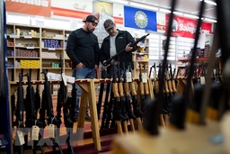 Hạ viện Mỹ thông qua dự luật siết chặt kiểm soát mua bán súng đạn