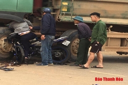 Xe máy va chạm xe ô tô tải, 1 người tử vong