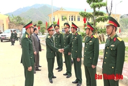 Thiếu tướng Nguyễn Doãn Anh, Tư lệnh Quân khu 4 thăm và làm việc tại huyện Mường Lát  