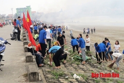 Trên 700 người tham gia thu gom rác thải tại khu vực biển Hải Bình