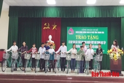 Ngân hàng Chính sách xã hội tỉnh Thanh Hóa trao tặng 30 xe đạp cho học sinh nghèo vượt khó huyện Đông Sơn.