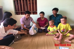 Đoàn Thanh niên Báo Thanh Hóa trao quà cho hai anh em mắc bệnh hiểm nghèo tại huyện Tĩnh Gia