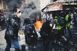 Pháp: Cảnh sát sử dụng hơi cay nhằm vào người biểu tình “Áo vàng”