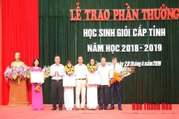 Trường THPT Quảng Xương I trao thưởng hơn 200 triệu cho giáo viên và học sinh giỏi