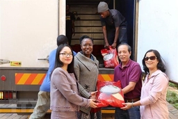 Người Việt tại Nam Phi gửi hàng cứu trợ Zimbabwe khắc phục hậu quả bão