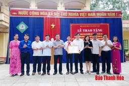 Tặng Bằng khen của Chủ tịch UBND tỉnh cho nam sinh dũng cảm cứu 3 học sinh khỏi đuối nước