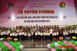 Tuyên dương thiếu nhi vượt khó học giỏi, giáo viên tổng phụ trách Đội tiêu biểu