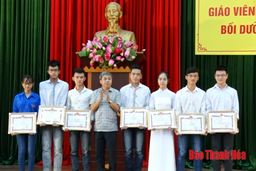 Huyện Thọ Xuân tuyên dương, khen thưởng học sinh giỏi và giáo viên có thành tích xuất sắc trong công tác bồi dưỡng học sinh giỏi