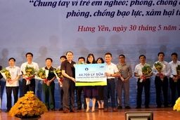 Quỹ sữa Vươn cao Việt Nam và Vinamilk trao tặng 44.709 ly sữa cho trẻ em tỉnh Hưng Yên