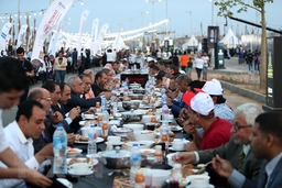 Người dân Ai Cập hào hứng bên bàn tiệc Iftar dài nhất thế giới