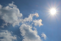 Tiếp tục nắng nóng gay gắt, chỉ số UV nguy cơ gây hại rất cao