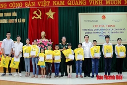 Tặng quà con cán bộ, chiến sĩ đang công tác tại vùng biển, đảo Trường sa