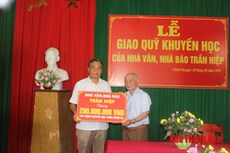 Lễ giao quỹ khuyến học của nhà văn, nhà báo Trần Hiệp