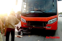 Xe khách giường nằm tông xe máy, 1 nữ công nhân tử vong