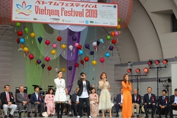 Uyên Linh, Quỳnh Anh biểu diễn tại Lễ hội Việt Nam ở Nhật Bản