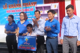 Bàn giao nhà Khăn quàng đỏ cho học sinh mồ côi cả cha và mẹ