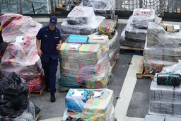 Mỹ bắt giữ tầu chở 16,5 tấn cocain trị giá hơn 1 tỷ USD