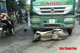 Xe ô tô tải tông xe máy, 2 người tử vong, 2 người bị thương