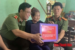 Giám đốc Công an tỉnh thăm, tặng quà các gia đình chính sách tại huyện Như Thanh