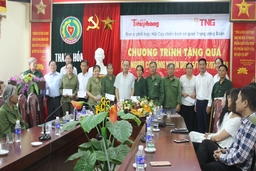 Tặng quà cho hội viên Cựu Thanh niên xung phong tỉnh