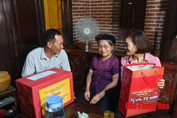 Bí thư Đảng ủy Khối cơ quan tỉnh thăm, tặng quà gia đình chính sách huyện Thiệu Hóa