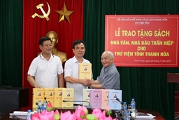 Nhà văn, nhà báo Trần Hiệp trao  tặng tổng tập văn xuôi cho Thư viện tỉnh