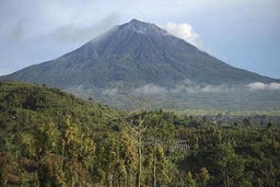 Indonesia cảnh báo an toàn bay do núi lửa Kerinci phun trào