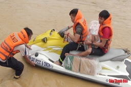 Vượt lũ dữ vào bản cứu dân
