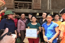 Chủ tịch Hội LHPN Việt Nam Nguyễn Thị Thu Hà thăm, tặng quà đồng bào vùng lũ Sa Ná