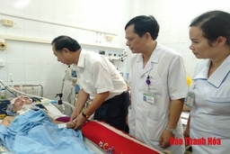 Agribank Thanh Hóa tặng quà cho bệnh nhân nặng