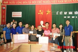 Báo Thanh Hóa phối hợp với các đơn vị tặng quà cho học sinh vùng lũ