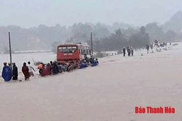 Xe ô tô chở công nhân băng qua dòng nước lũ, 60 người được kịp thời giải cứu