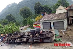 Bị mất lái khi lao dốc, xe tải bị lật ngửa khiến 2 người thương vong