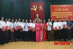 Bế giảng lớp bồi dưỡng cán bộ dự nguồn Ban Chấp hành Đảng bộ và các chức danh lãnh đạo chủ chốt huyện Hoằng Hóa