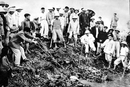 Cán bộ, giảng viên Trường Chính trị tỉnh Thanh Hóa học tập và làm theo phong cách nêu gương của Chủ tịch Hồ Chí Minh 