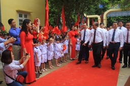 Phó Thủ tướng Thường trực Chính phủ Trương Hòa Bình dự khai giảng năm học mới tại Trường Tiểu học Hoàng Hoa Thám (TP Thanh Hóa)