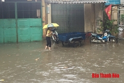 Mưa lớn khiến phố Kiểu, xã Yên Trường (Yên Định) bị ngập cục bộ