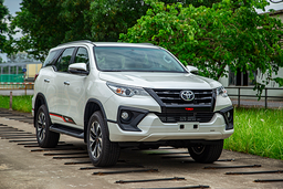 Toyota Fortuner TRD mới giá 1,2 tỷ