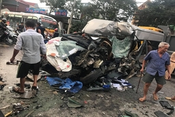 Xe ô tô tải và xe ô tô 16 chỗ tông nhau, 2 tài xế nguy kịch