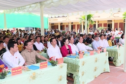 Đồng chí Trưởng Ban Kinh tế Trung ương Nguyễn Văn Bình chung vui Ngày hội Đại đoàn kết toàn dân tộc với nhân dân thôn Đồng Minh, xã Vĩnh Phúc